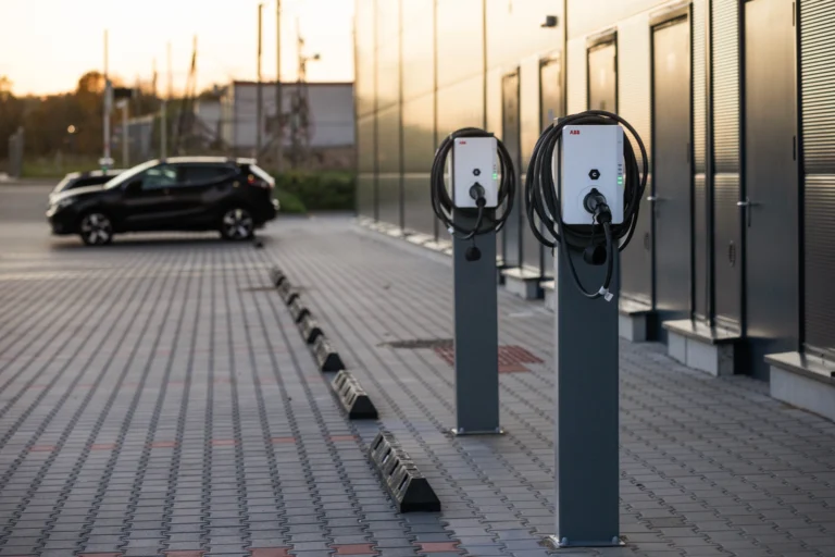 ABB Terra AC įkrovimo stotelės JCDecaux automobilių stovėjimo aikštelėje prie pastato